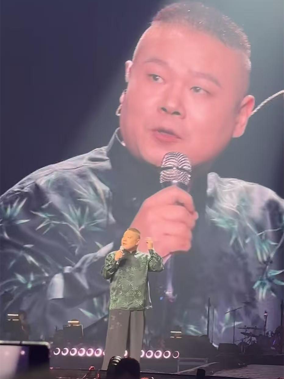 岳云鹏这操作无敌了，拍戏期间，抽空办了一场演唱会。刚刚，岳云鹏在成都开唱，熟悉的
