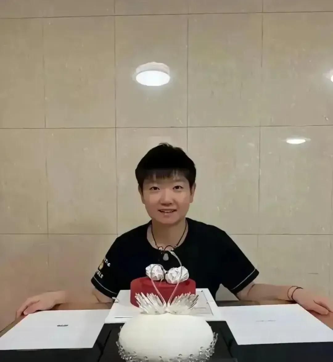 黑天鹅蛋糕，国乒生日标配！自从孙颖莎去年生日收到队友赠送的黑天鹅和白天鹅