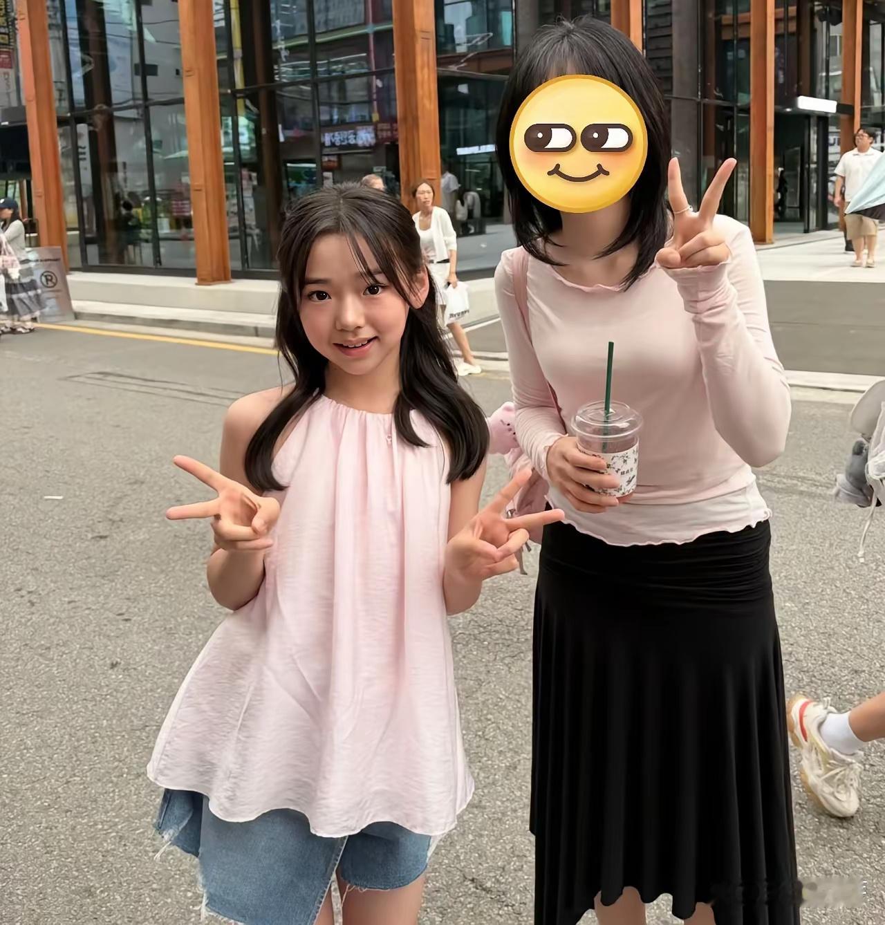 网友韩国偶遇董璇带女儿出游，她再婚一年仍和丈夫分开住。
