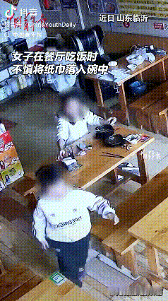 白嫖？山东临沂，女子带着孩子在饭店吃饭，快吃完的时候，孩子起身去接水女子就抽纸巾