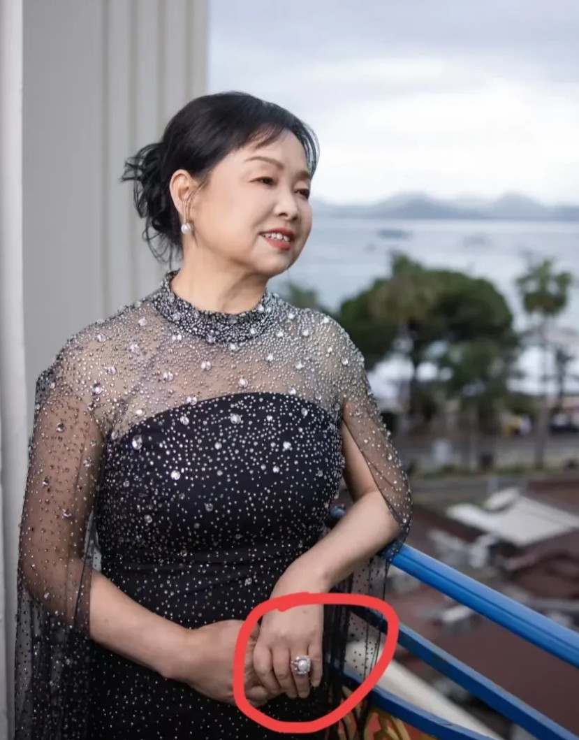 苏敏阿姨的老公现在应该后槽牙都有咬碎了吧他可能做梦都想不到苏敏阿姨离开他之后