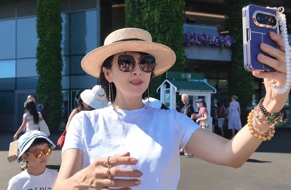 章子怡暑假带娃游玩，11岁女儿背3万元的包，6岁二胎儿子露正脸帅