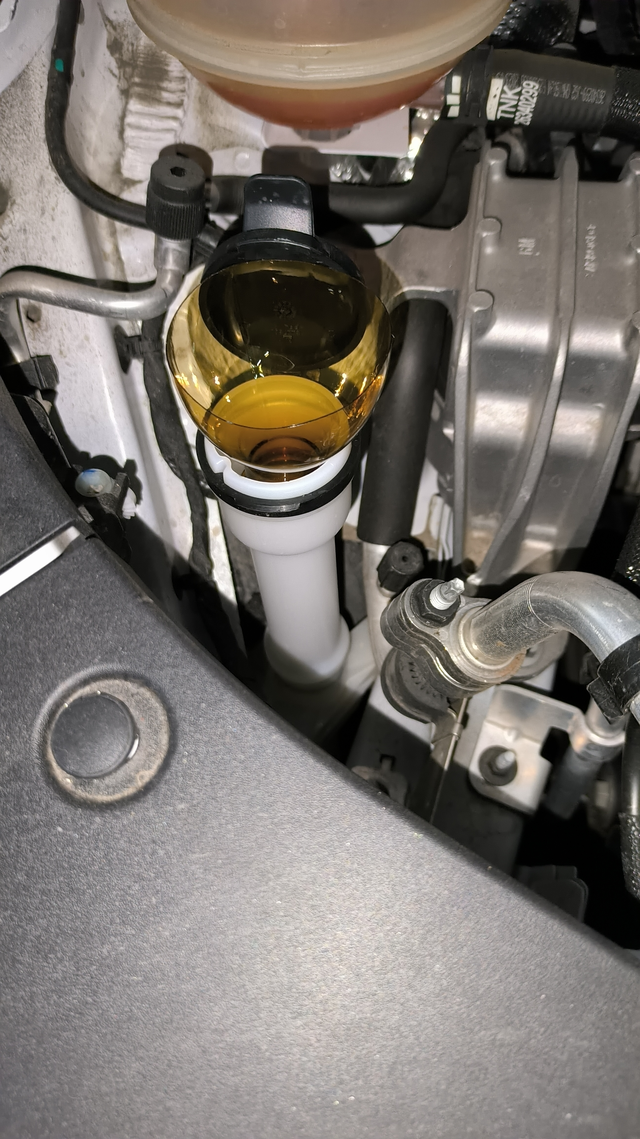 一万六千公里第一次更换玻璃水开了一万六千公里，前面发现喷玻璃水喷不出来了，只有