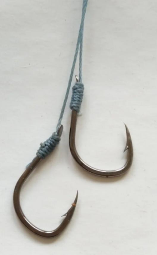 乾隆年间，一位幼儿误吞了一个鱼钩，母亲着急一拽，没想到勾得更紧了，孩子哇哇大哭。