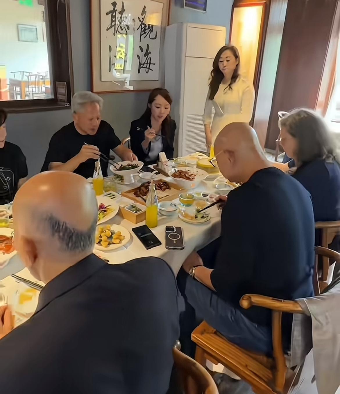 奇了怪了，黄仁勋用筷子熟悉还能理解，但他周边的老外也这么熟悉呢？而且导游居然与他