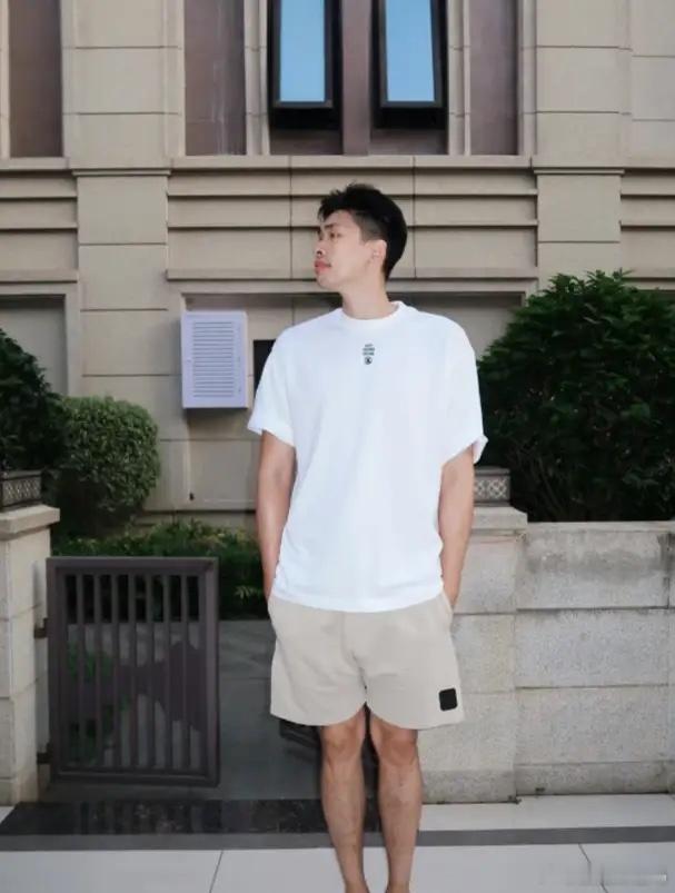 水均益女婿邹阳在社交平台晒出自己不打比赛的日常，镜头里的他一身休闲装扮，正弯腰打