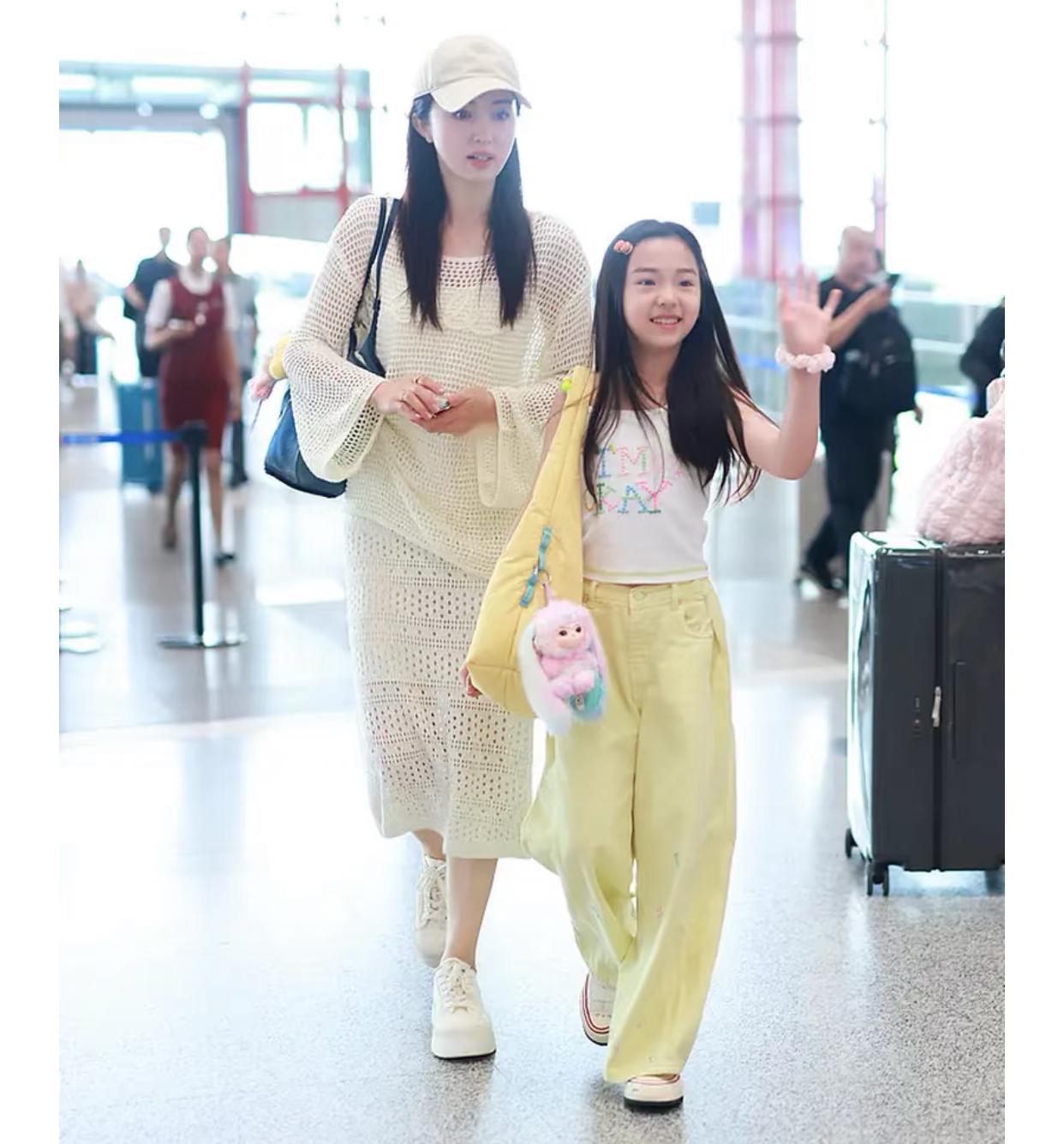 也是想问问董璇，朝哪个方向拜能生个小酒窝性格的女孩，出道这么年她看起来在镜头