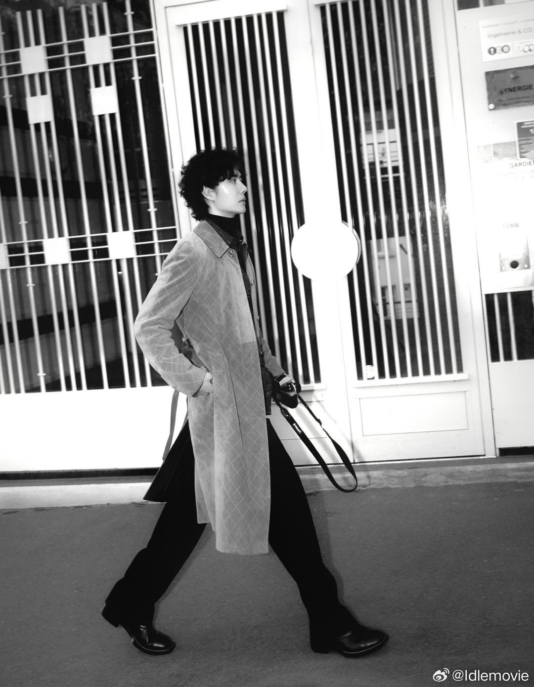 嘉人镜头冲到王一博怀里了我被惊掉下巴了，王一博这比例太好了，这一组照片的色调太迷