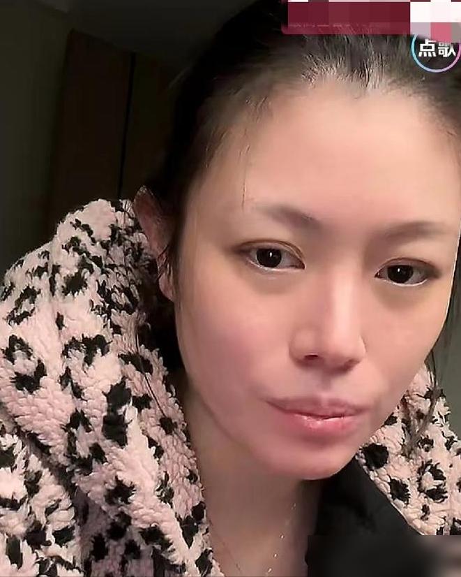 葛荟婕又“栽”了！这次不是输给旧爱汪峰，而是被自己养着的小7岁男友，当众扇了3个