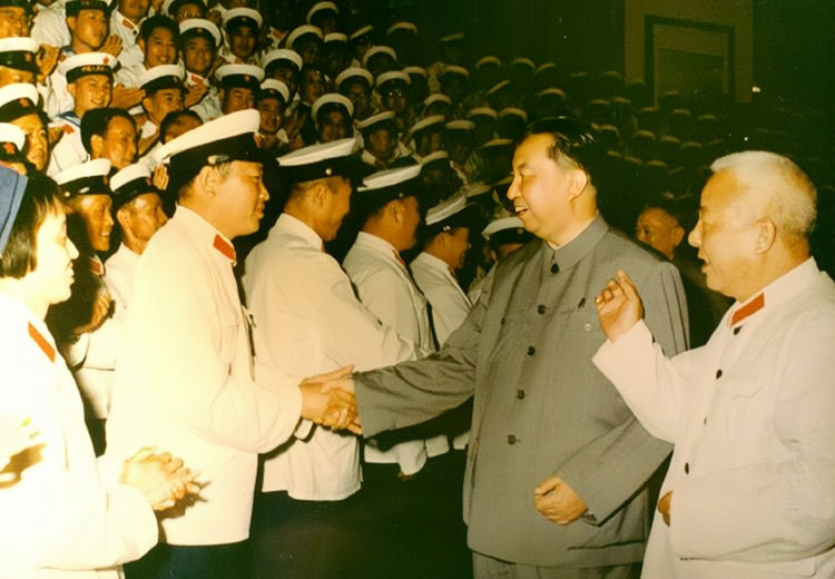 1978年，华国锋在接见海军政委苏振华的时候，说要检阅海军。苏振华回去立即传达华