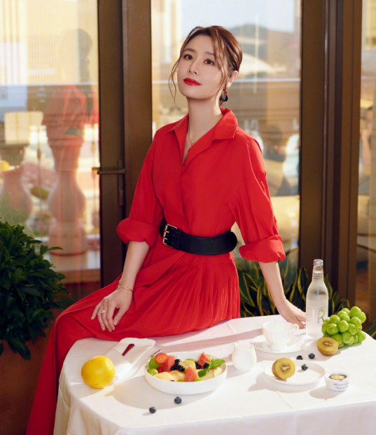 林心如用几个水果拍大片，消费降级又具象化了。以前女明星拍写真，搭配的不是珠宝就是