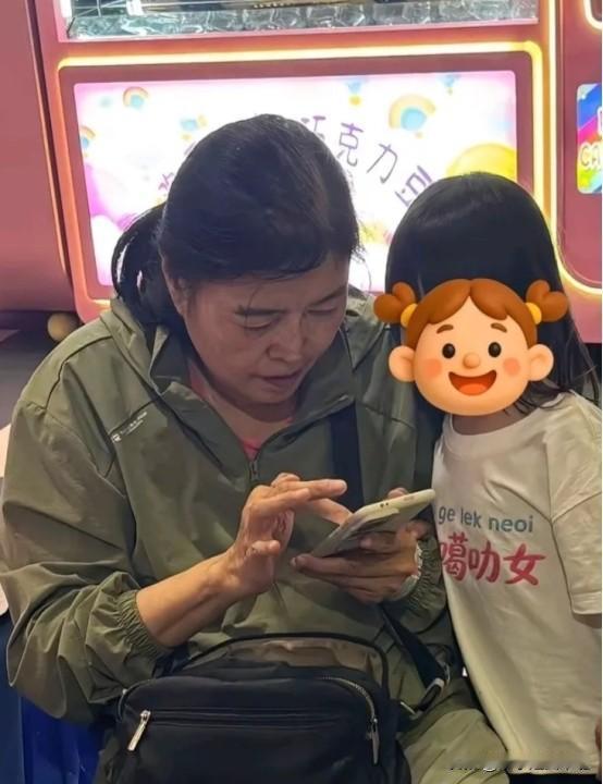 6月1日，演员丁嘉丽在北京一家室内游乐场被网友偶遇，66岁的她正带着小孙女在游乐
