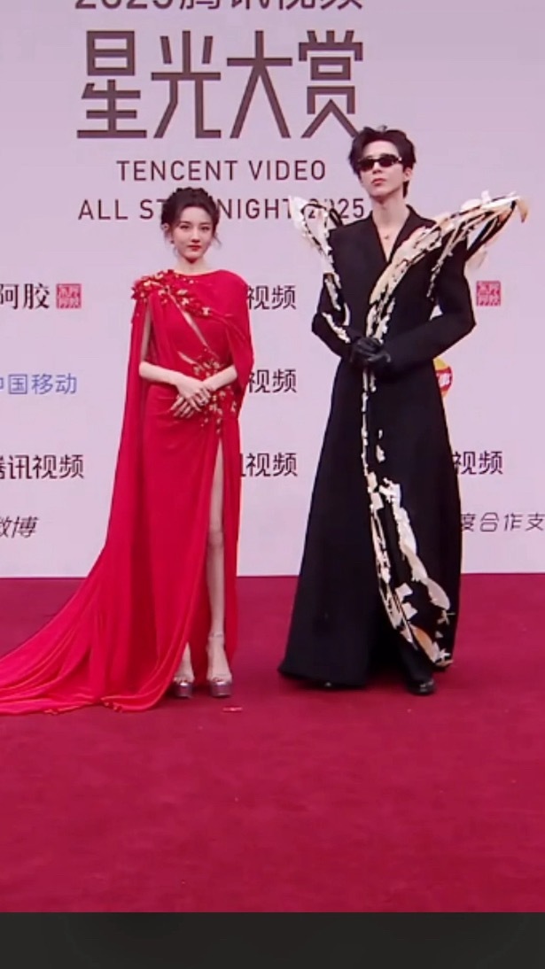 这两真的好隆重哈哈哈哈哈大婚配色吗不知道是不是商量好的我们魏家军在哪哈哈哈哈哈