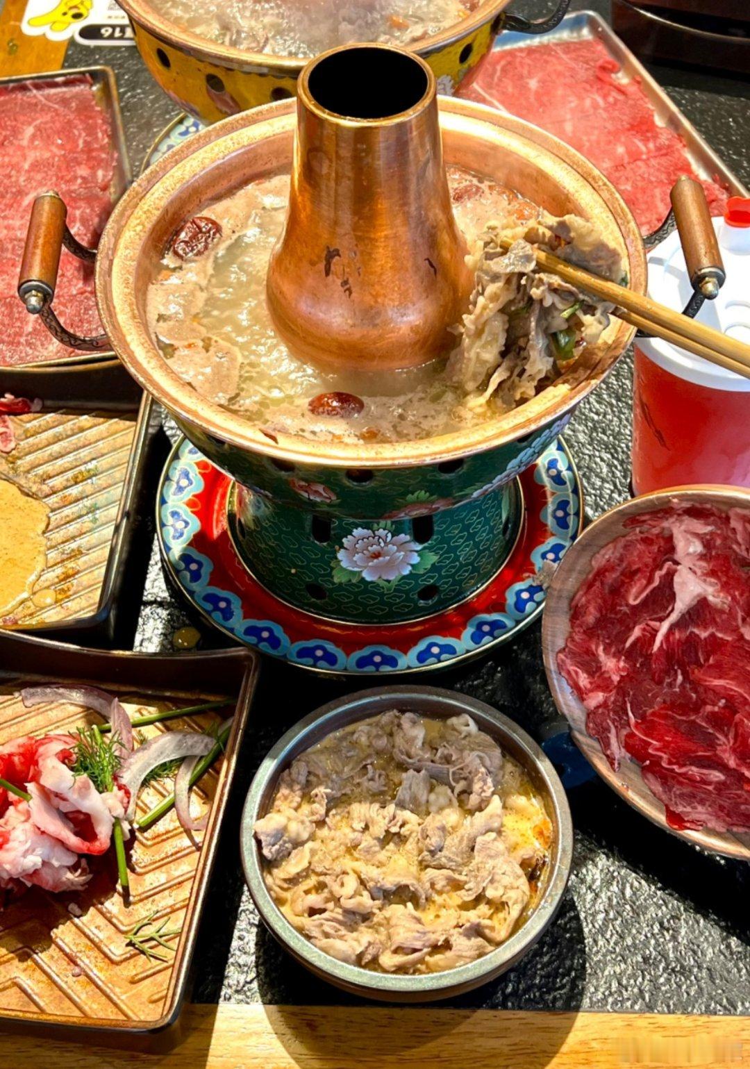 今晚铜锅刷下馆子吃食材都是新鲜牛羊肉搭配秘制火锅蘸料满满的肉香其实我还是喜欢北京