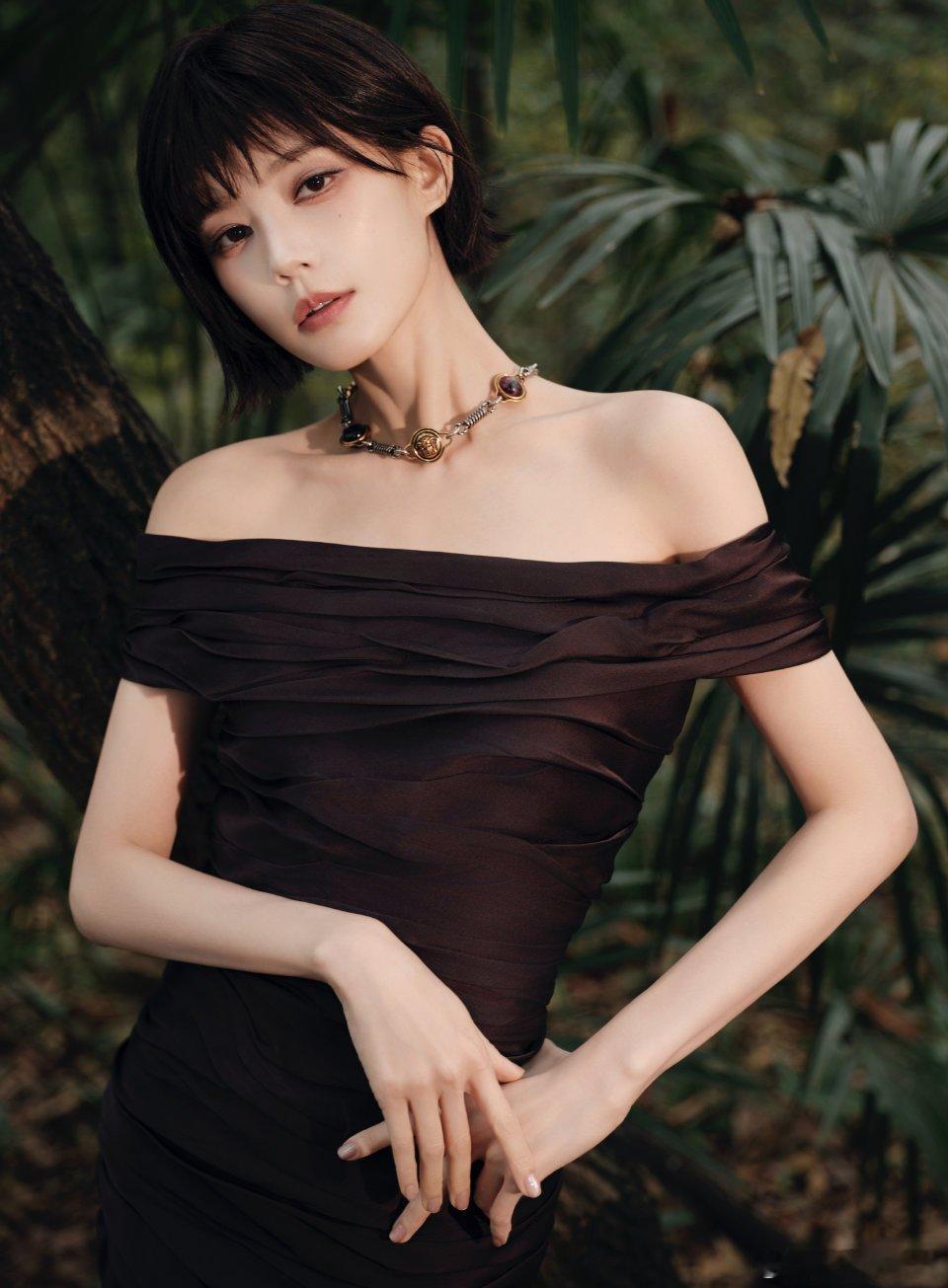 怎么没人告诉我李一桐短发会这么帅啊！！黑色短发利落又锋利