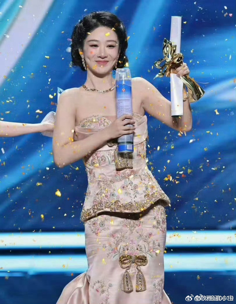 刷到杨紫白玉兰领奖那段给我笑死了！杨紫她上台手里拎着个氧气罐，体积超大特别显眼，