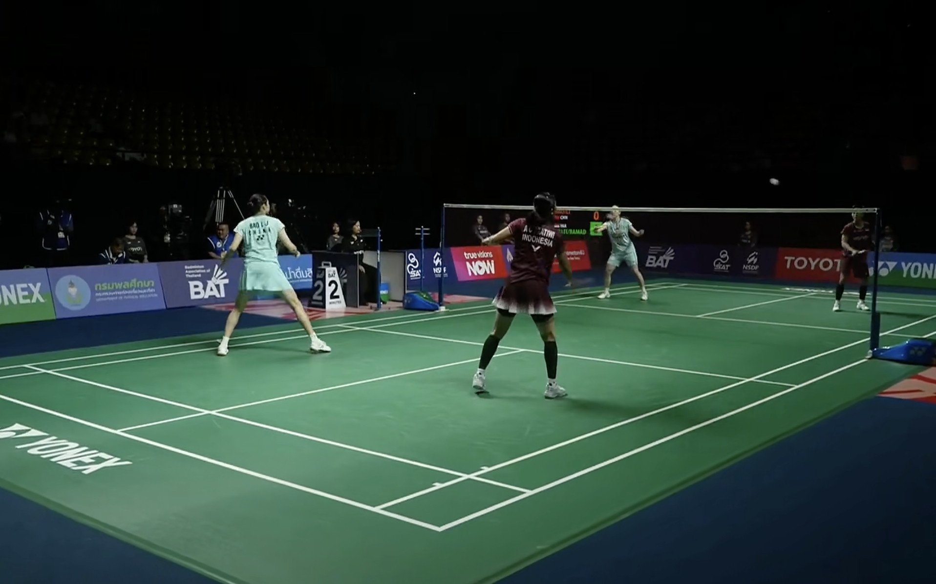 鲍骊婧/李怡婧🇨🇳vs🇮🇩拉马丹蒂/阿玛莉亚，女双决赛马上开始！20