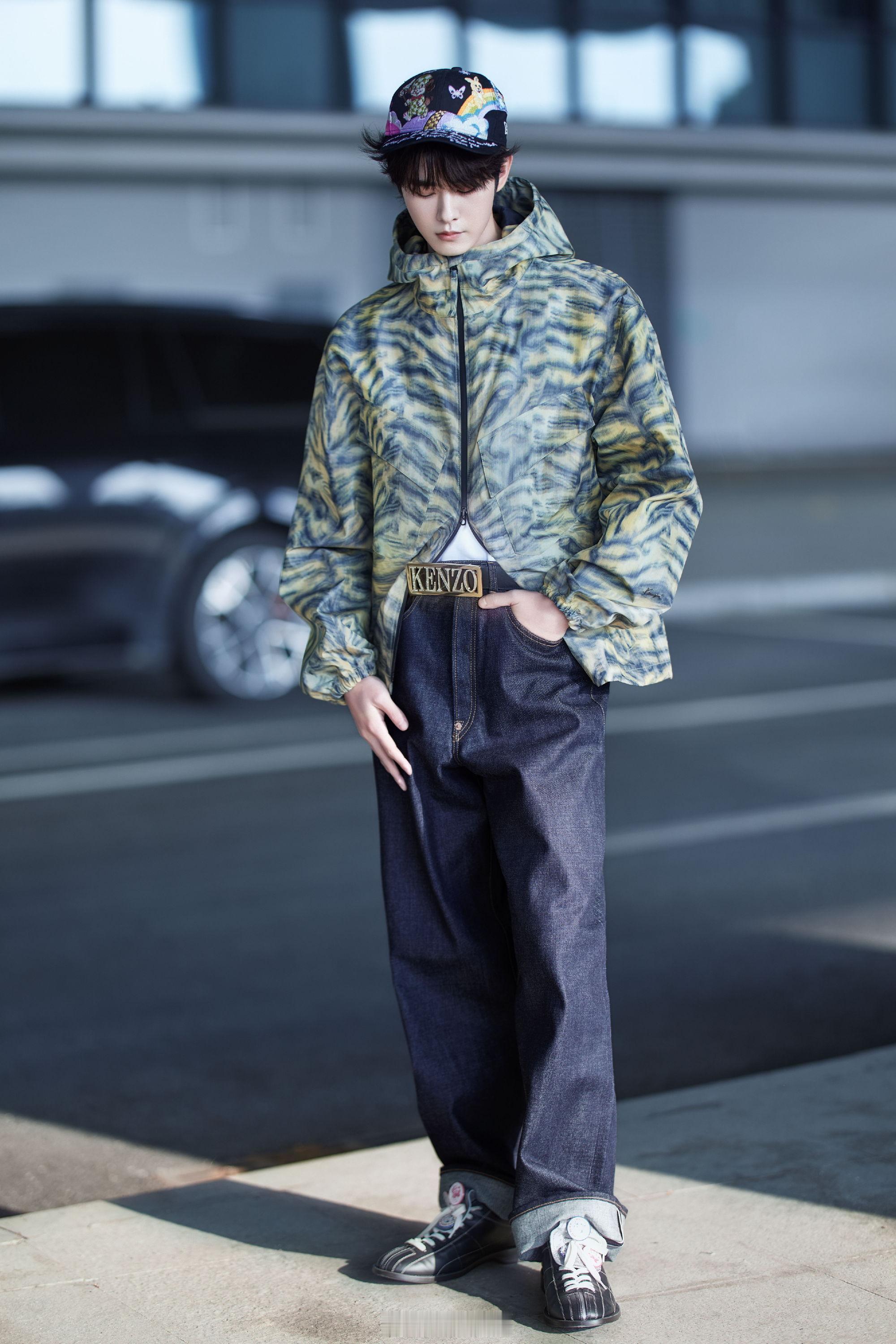 田嘉瑞启程巴黎时装周田嘉瑞启程巴黎时装周🛫虎纹外套搭配卡通帽潮中带着点可爱😍