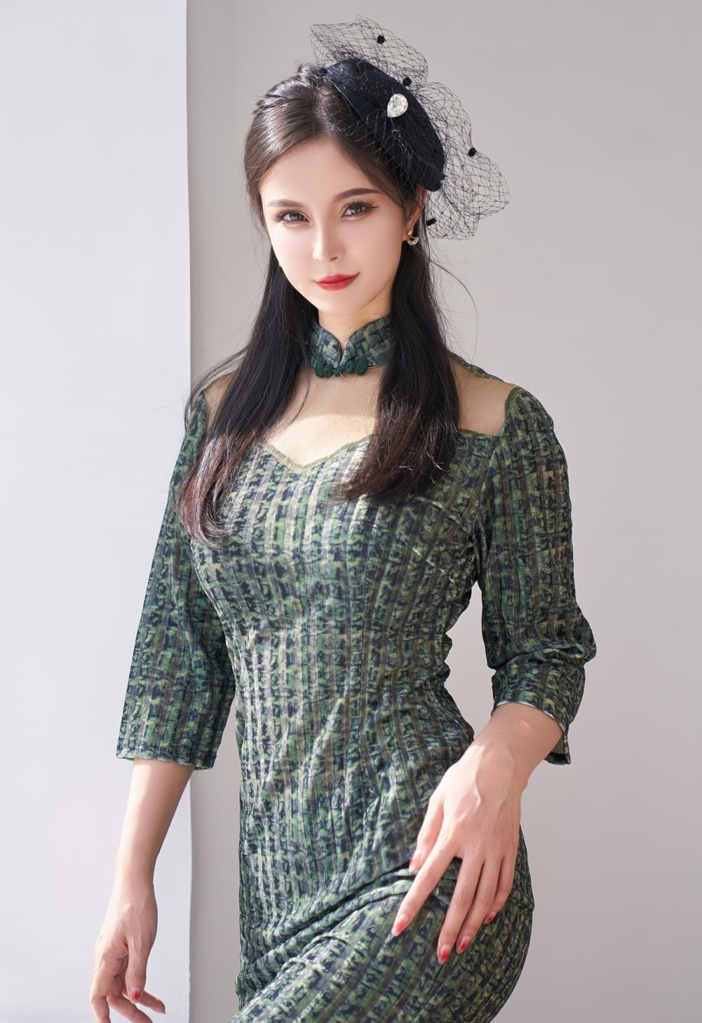 性感暗绿灰色连衣裙服饰搭配性感黑丝，清新视觉性感淋漓呈现