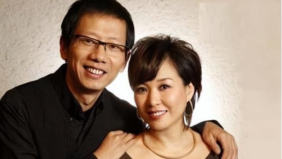 “我们离婚吧。”1999年的一个阴雨绵绵的下午，北京某录音棚里，著名音乐制作人黄