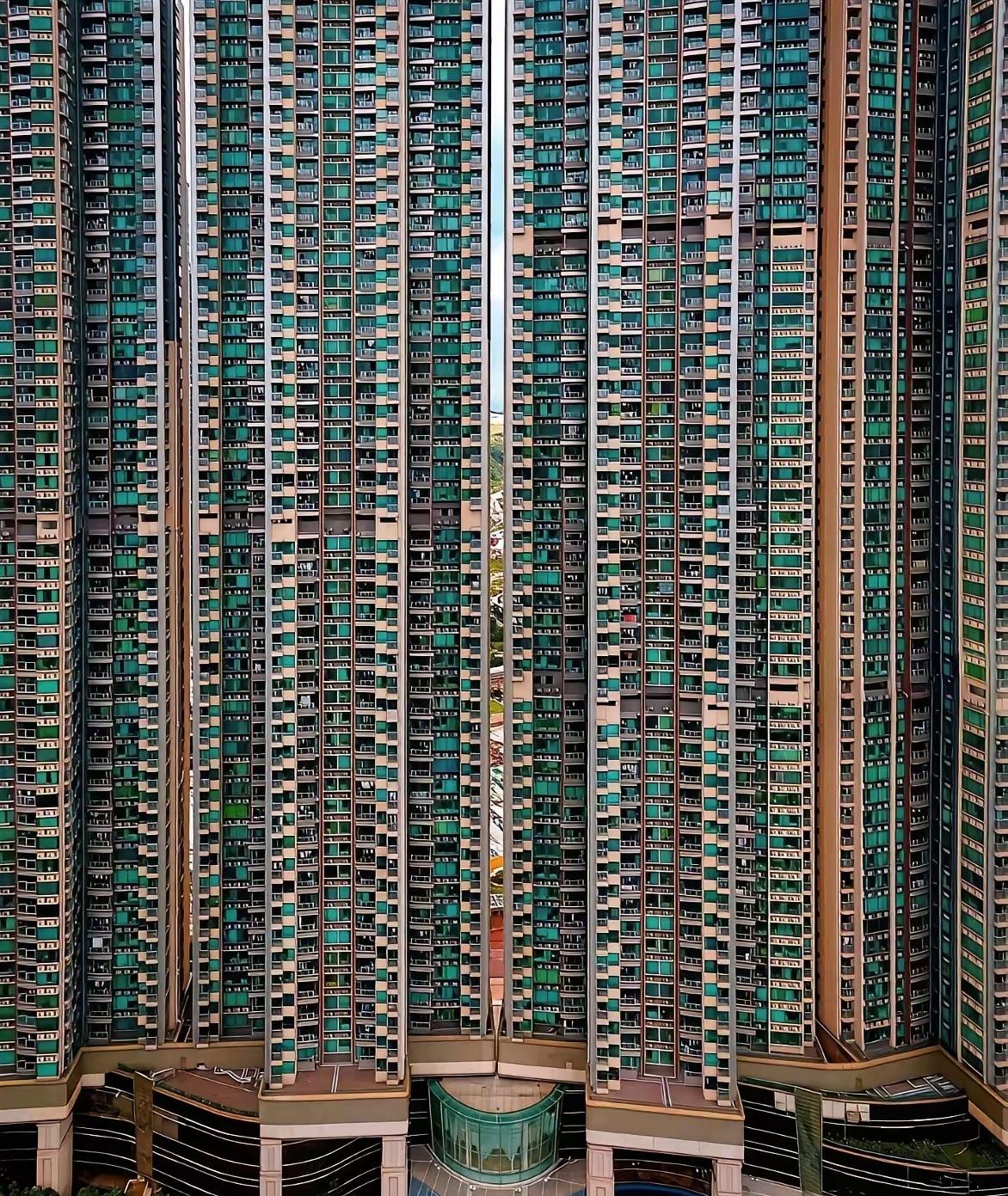 香港那种楼在内地是真没人敢住呀！​看着就压抑得慌。一层楼挤几十户，窗户对窗户，白