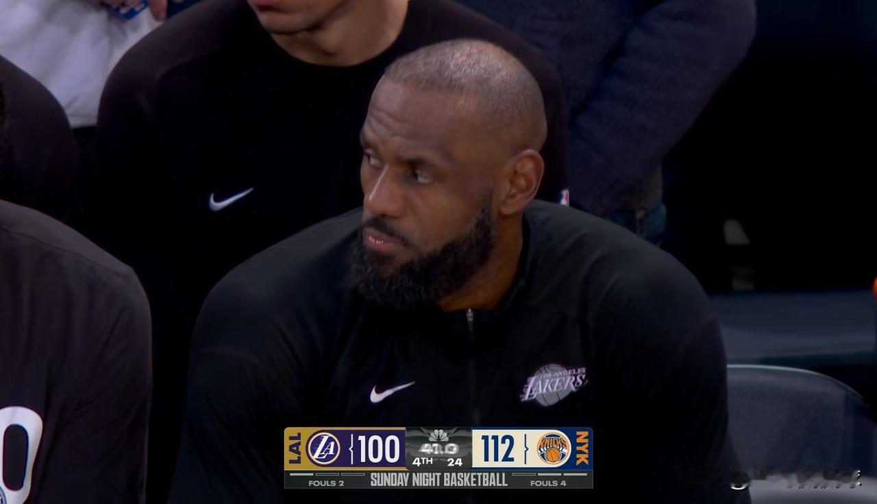 湖人巨星詹姆斯真是亏大了！在今天湖人客场以100：112不敌尼克斯的比赛中，詹姆