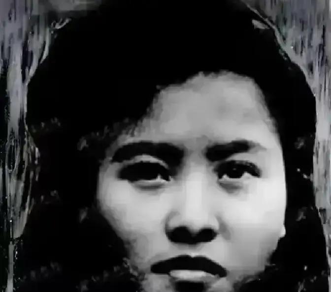 1948年，身份暴露的地下党女校长被押上囚车，行至荒僻处，一名特务猛然拉住她袖子