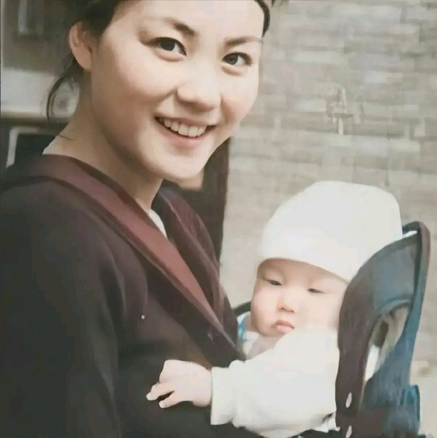 早年王菲以单亲妈妈身份独自抚养窦靖童，生下李嫣后，因女儿病情淡出公众视野6年