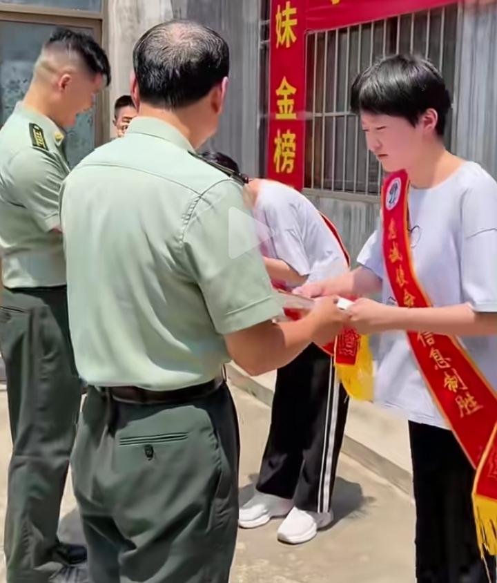 山东菏泽双胞胎姐妹太争气了，双双考入军校，名字藏着家国大义！国颖、国玉，名字