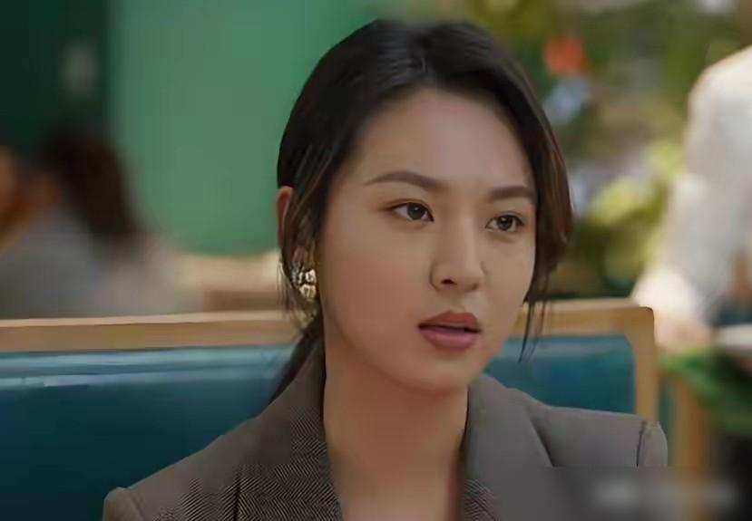 女明星23岁嫁入顶流豪门，婆婆是王京花，自己却在剧组偷偷漏尿。孙怡刚凭因为遇