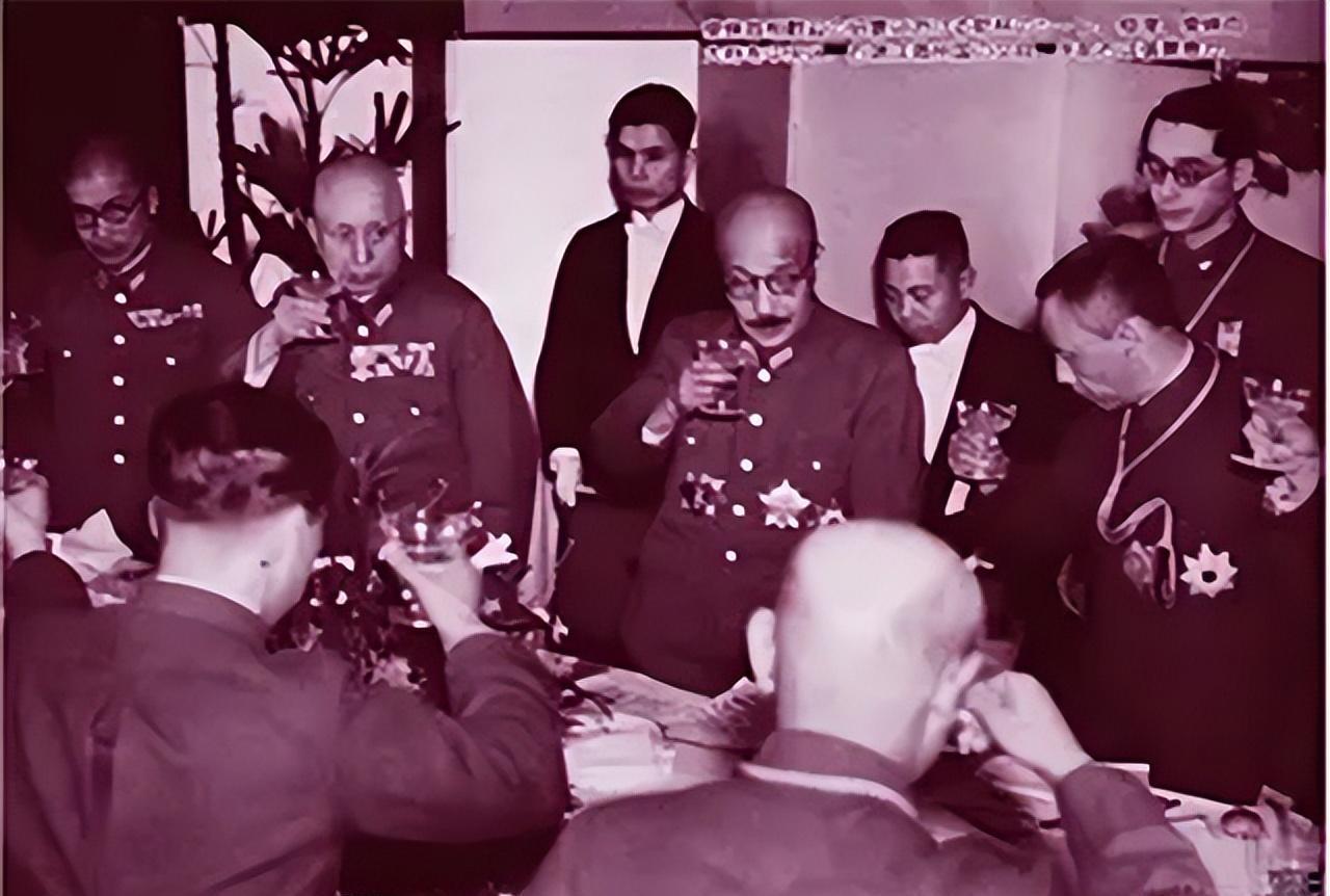 1975年，一名东北猎户在一个废弃的小木屋里，发现了个暴毙在家的农妇。经过警察调