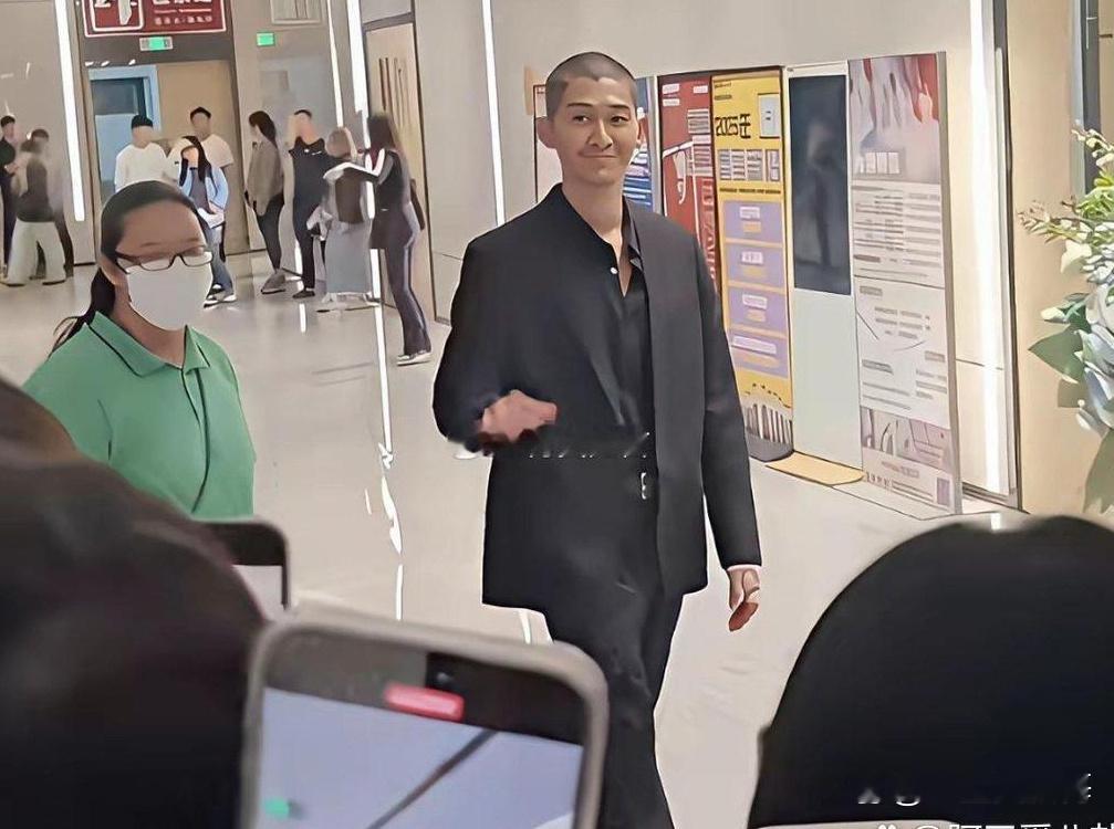 明星这是真实存在的么？曾经好歹是男神级别的颜值