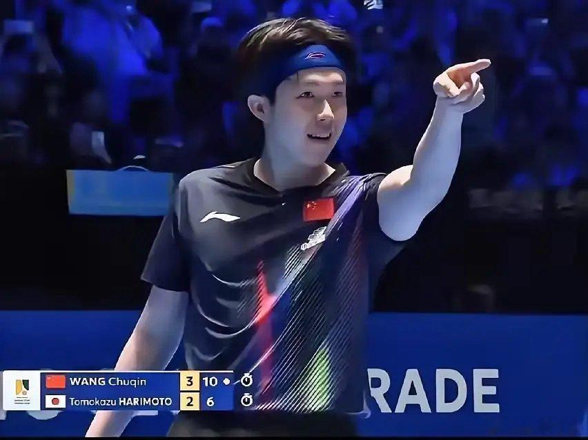 原来，王楚钦夺冠后的那霸气一指，是指向了王皓教练！仔细一想，原来大头是当着所有人