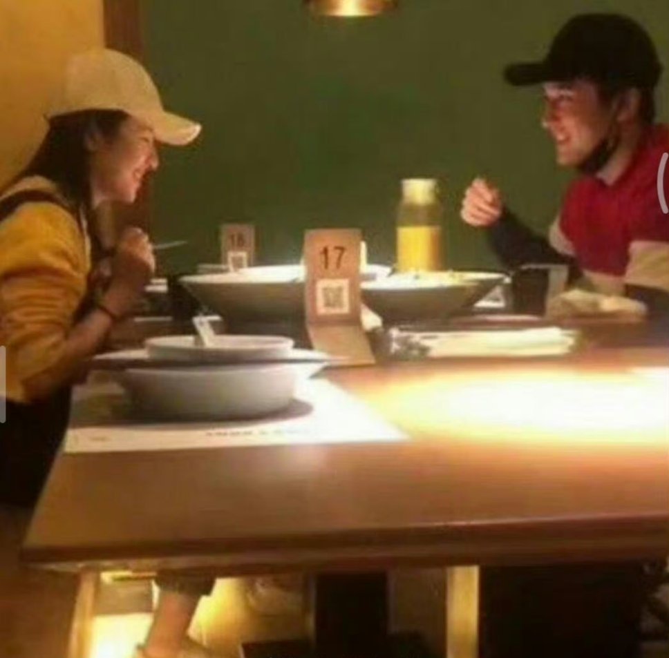 张新成李兰迪反正结果都那样:17年因戏结缘。18年10月，被拍到在商场吃饭，