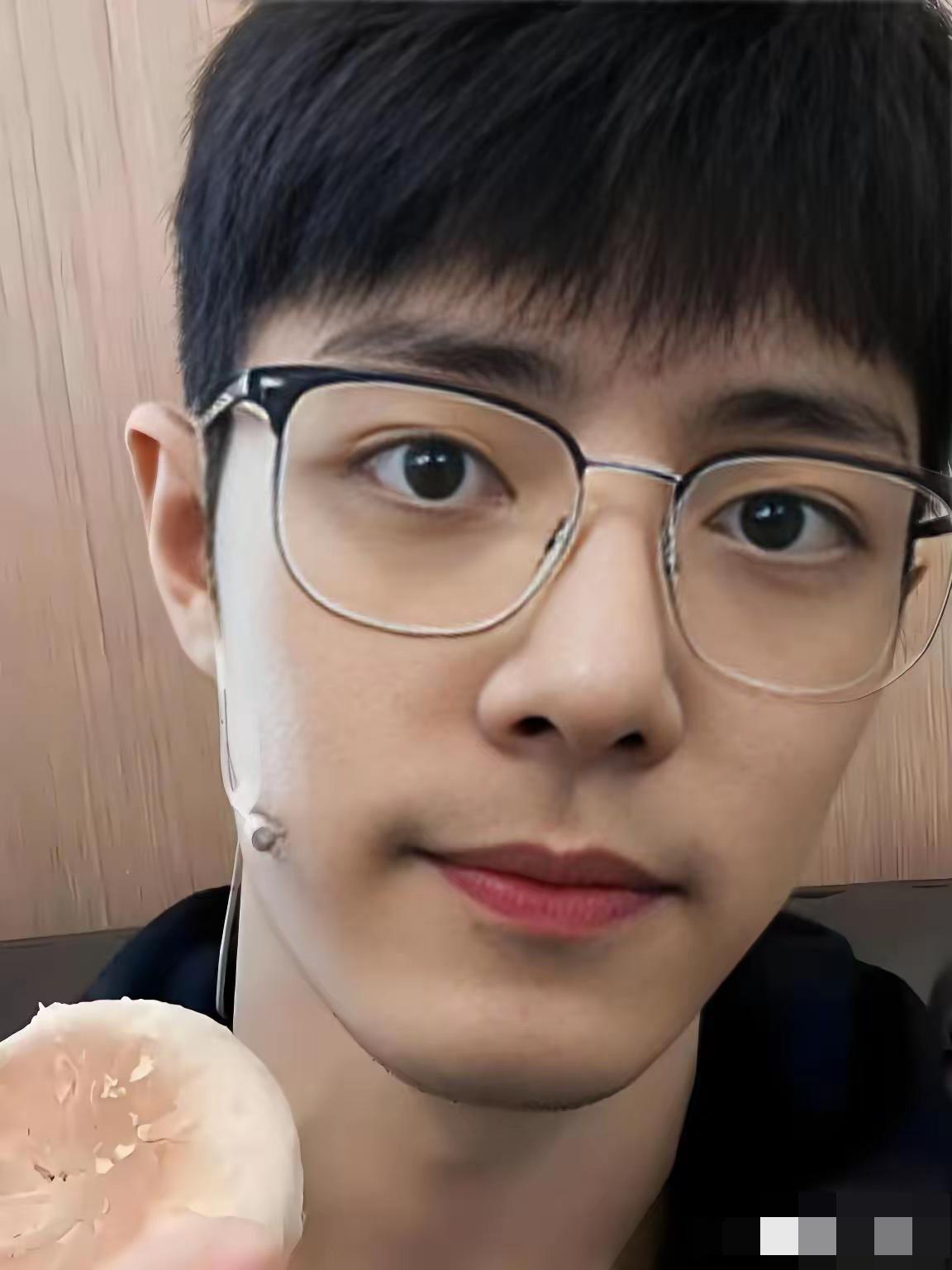 太离谱了，肖战被实锤了！狗仔王大锤蹲守数月爆料：肖战居住在在北京东四环的一个