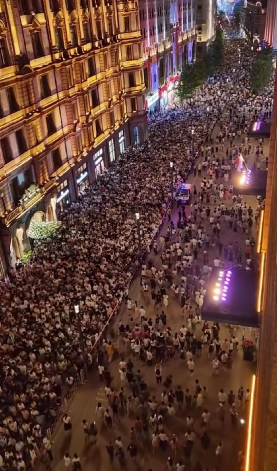 问下，这些人跑去上海滩挤成这样，图啥？我能想到的也就是人贴人散个步、看看其他人