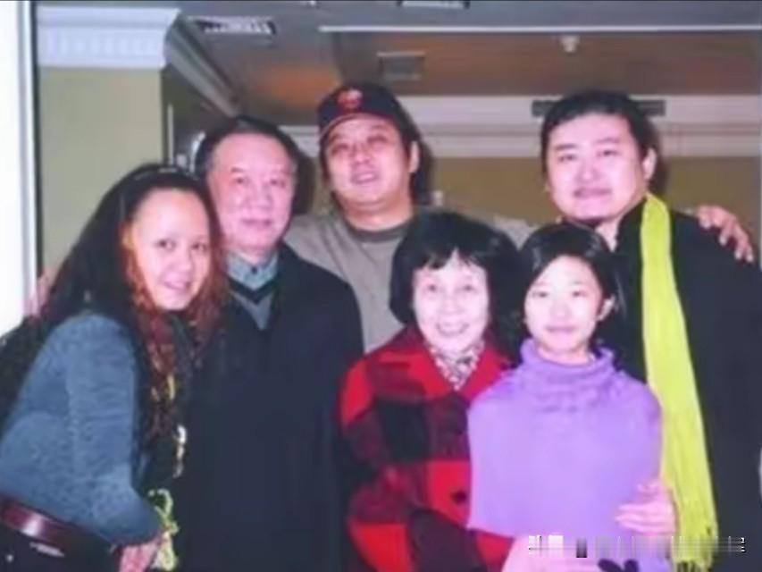 一张全家福，尽显刘欢祖孙三代其乐融融。他家是书香门第，父母同为天津第十二中学教