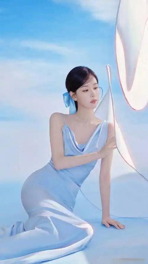 全网都在裹羽绒服，陈都灵直接把吊带裙焊在身上跳舞！纤瘦身材线条超吸睛，舞姿灵动又