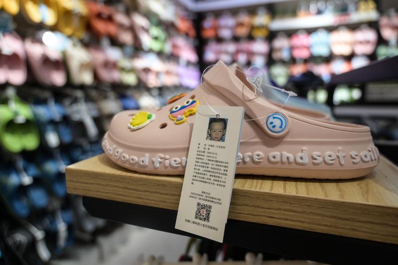 江苏常州一男装店主太会玩了！他把吊牌做成42厘米*49厘米的超大鼠标垫，意外爆火