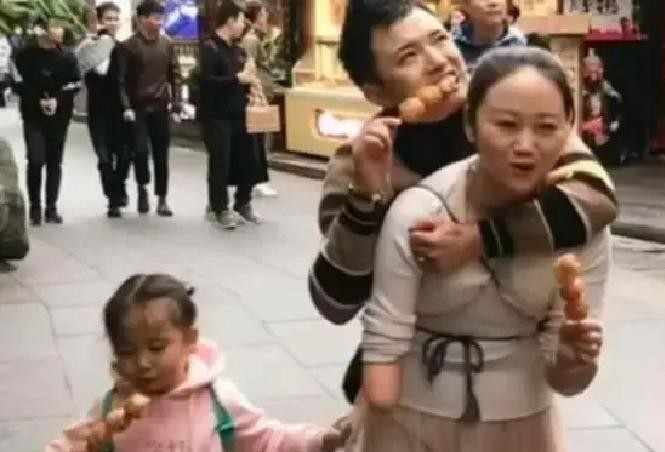 阿娇失去右臂，小波失去双腿，两个人靠拍日常视频被网友认识。后来直播带货有了收入，日子刚有起色，小波却