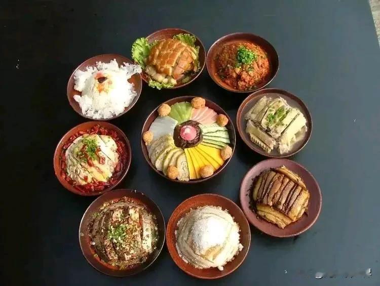 北川羌族美食有很多，特别是宴席上的“九大碗”：干盘菜、凉菜、炒菜、镶碗、墩子、膀