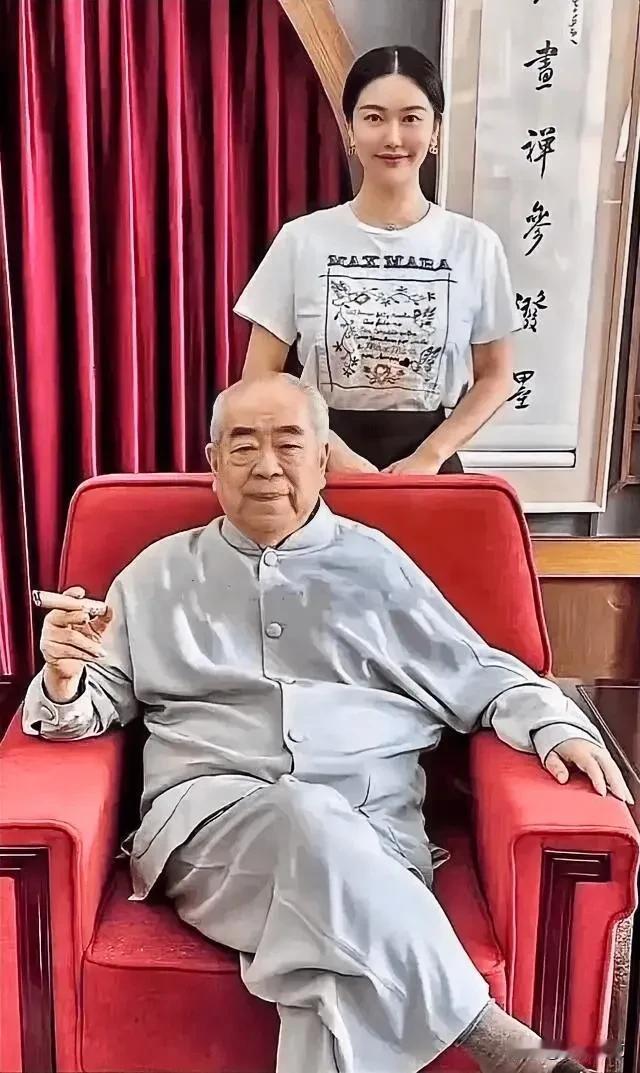 “老夫少妻”尽管有着50岁的年龄差，可确实有夫妻相。人生不会重来，真佩服徐萌的勇