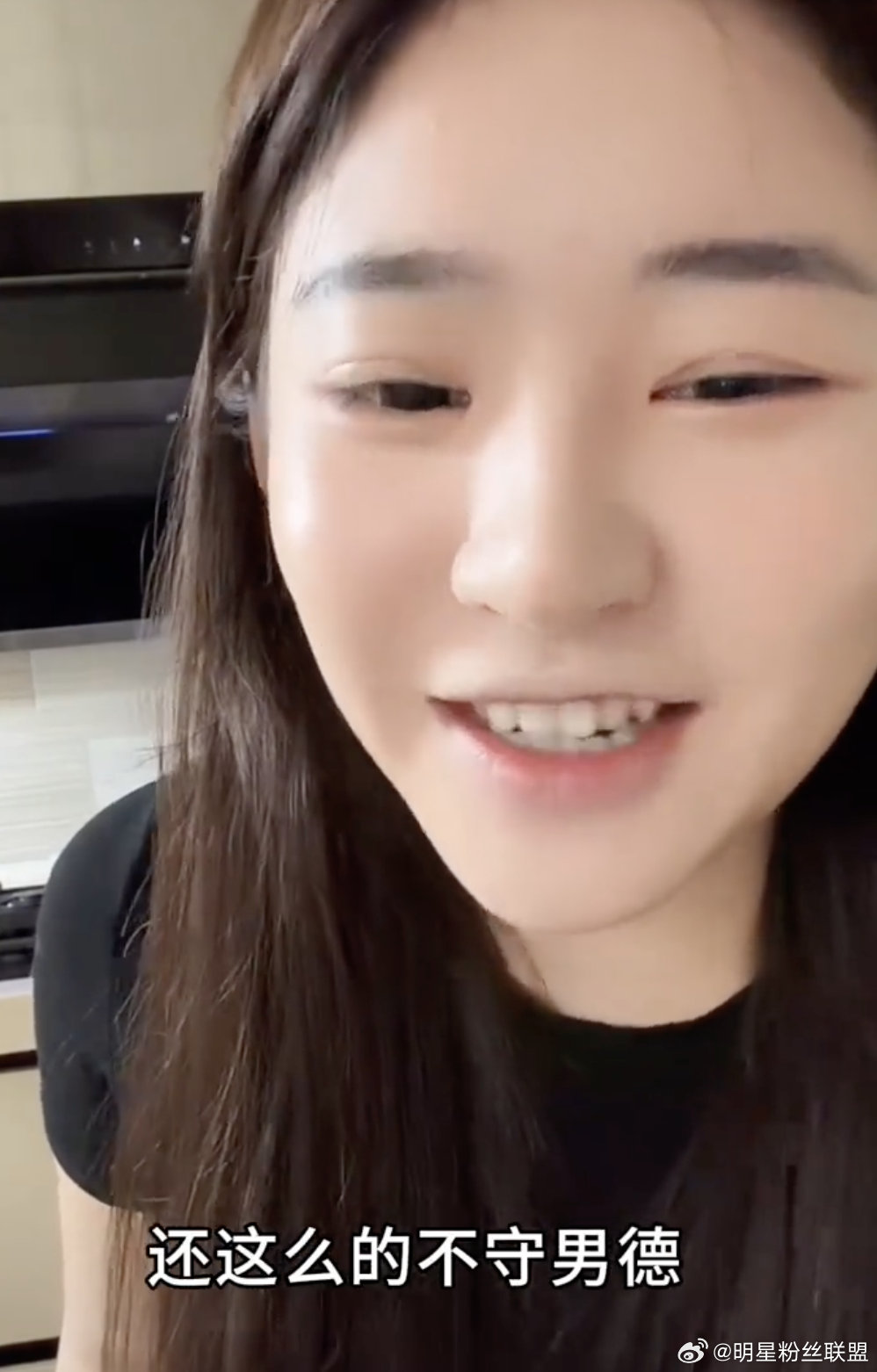 黄一鸣自曝被40岁男人搭讪飞机密闭空间偶遇陌生人搭话，全程热情闲聊不停，临近