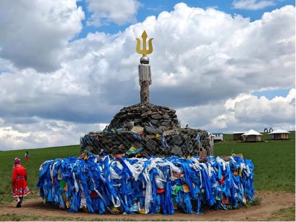 蒙古国乱成一团，反华到底图啥？蒙古国首都乌兰巴托的街头又闹起来了，这回依旧是熟悉