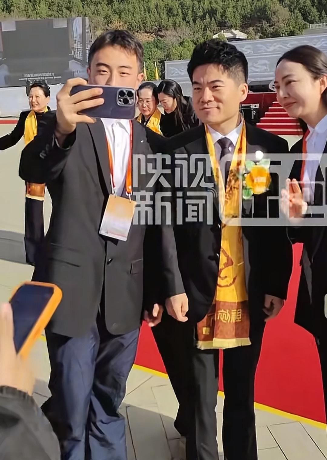 董宇辉被骂了20天，他在祭祀台前跪了三次。网上说他“被封杀”了。说他的路