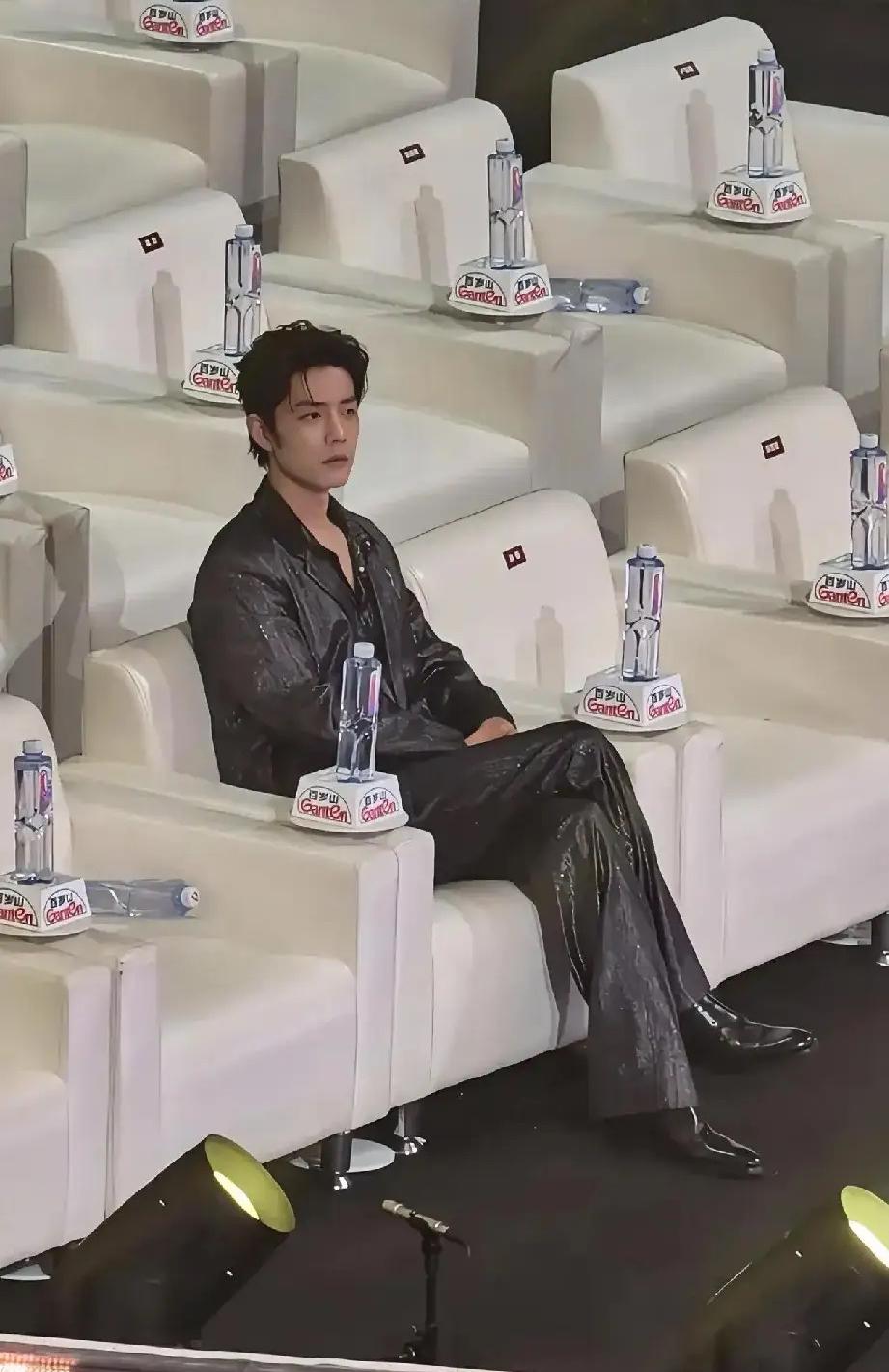 这就是对比，一眼就能看出差距！电视剧品质盛典上，不少艺人领完奖就匆匆离场，去