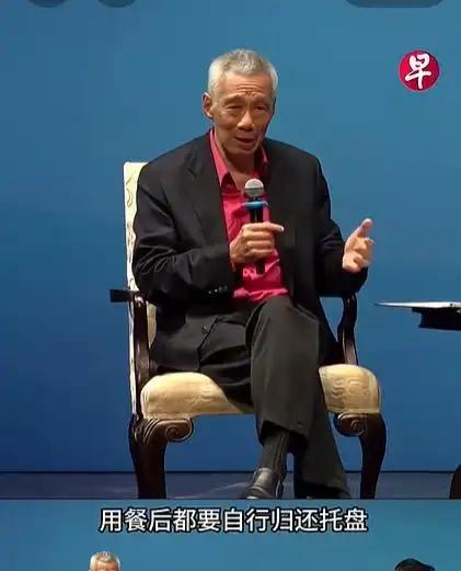 早前李显龙前往日本出席活动并领取奖项，随后登台发言时，当场说出一番争议十足的话。