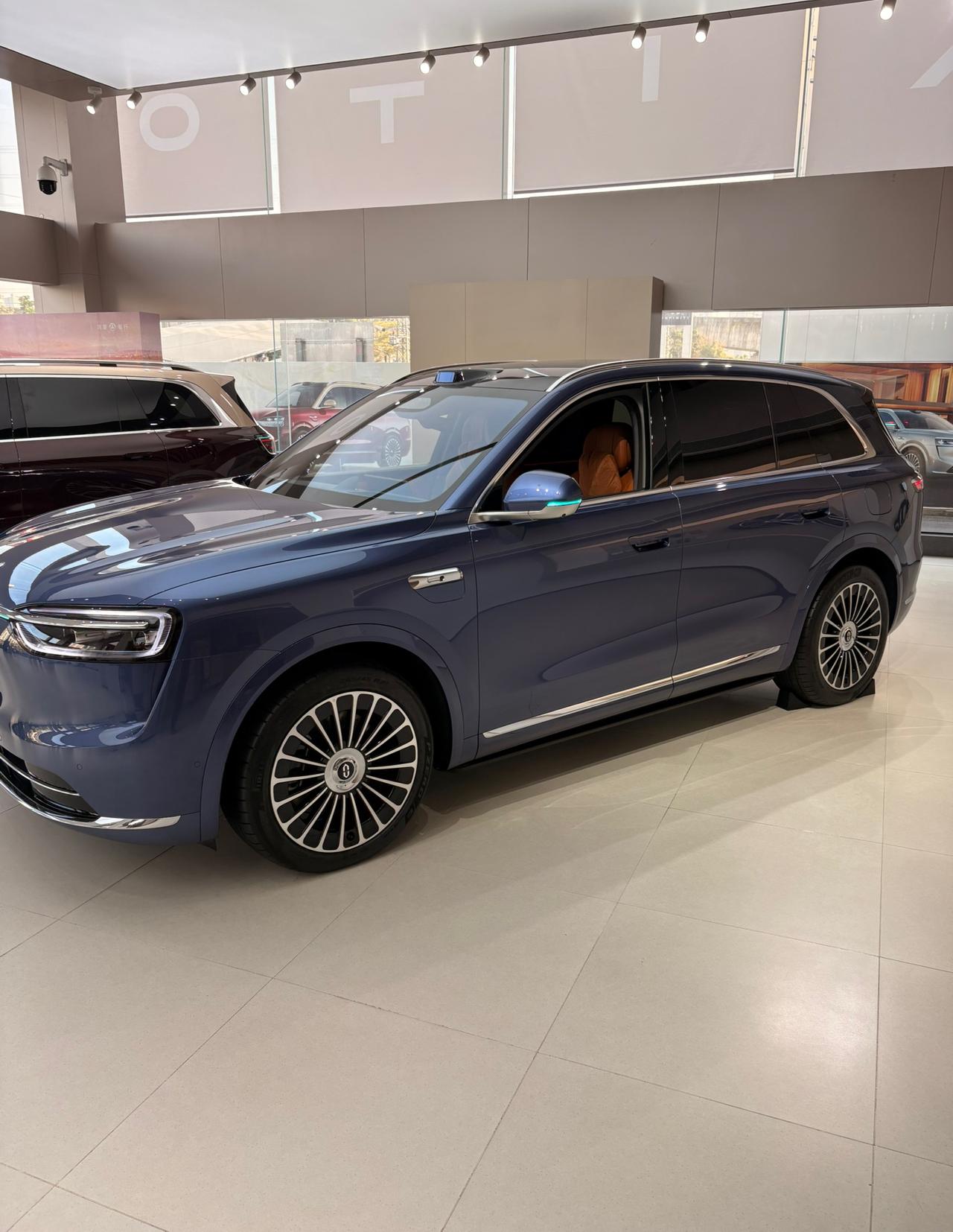 看了问界M6的官宣图，瞬间觉得M7不那么香了！M6的车身比例非常的协调，感觉7