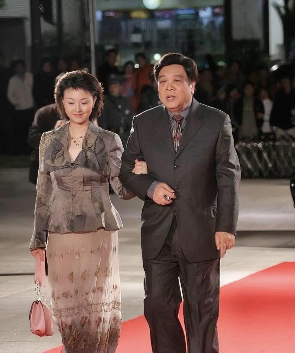 这是早年间赵忠祥走红毯时的一张老照片，他领着的这一位美女是谁？柳眉、杏眼、温文尔