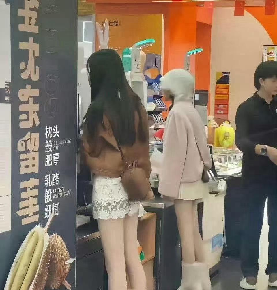 现在的大学生都喜欢这样穿的吗？冬天真的不怕冷